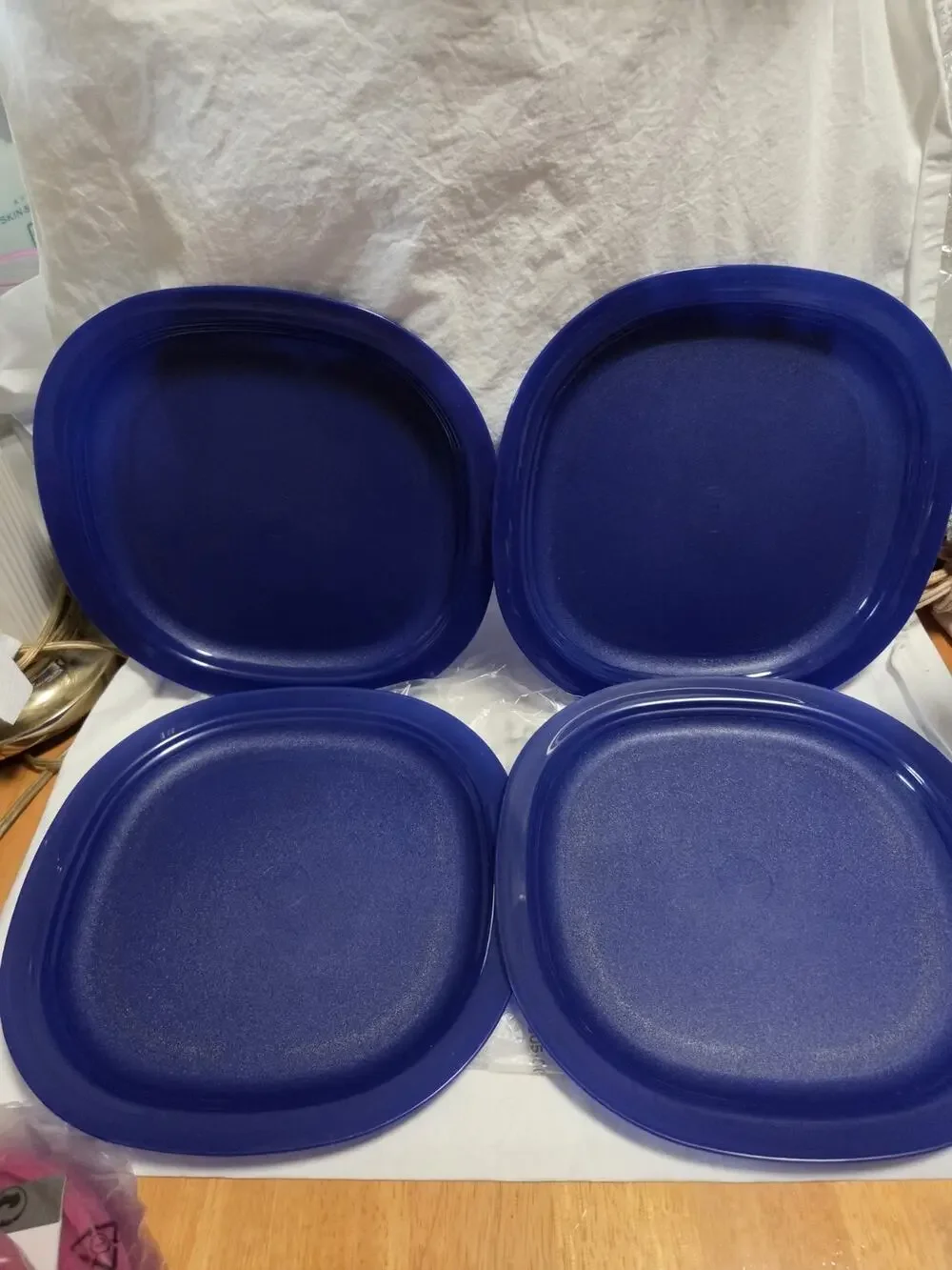 NEW Tupperware set of 4 Microwave reheatable Luncheon plates Tokyo Blue 11